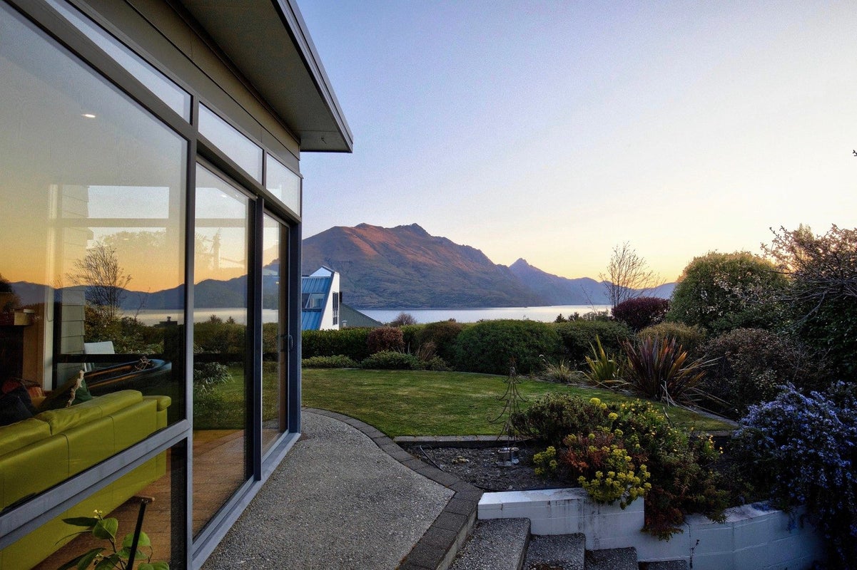 4 Oregon Drive, Kelvin Heights, Queenstown - Carousel 2