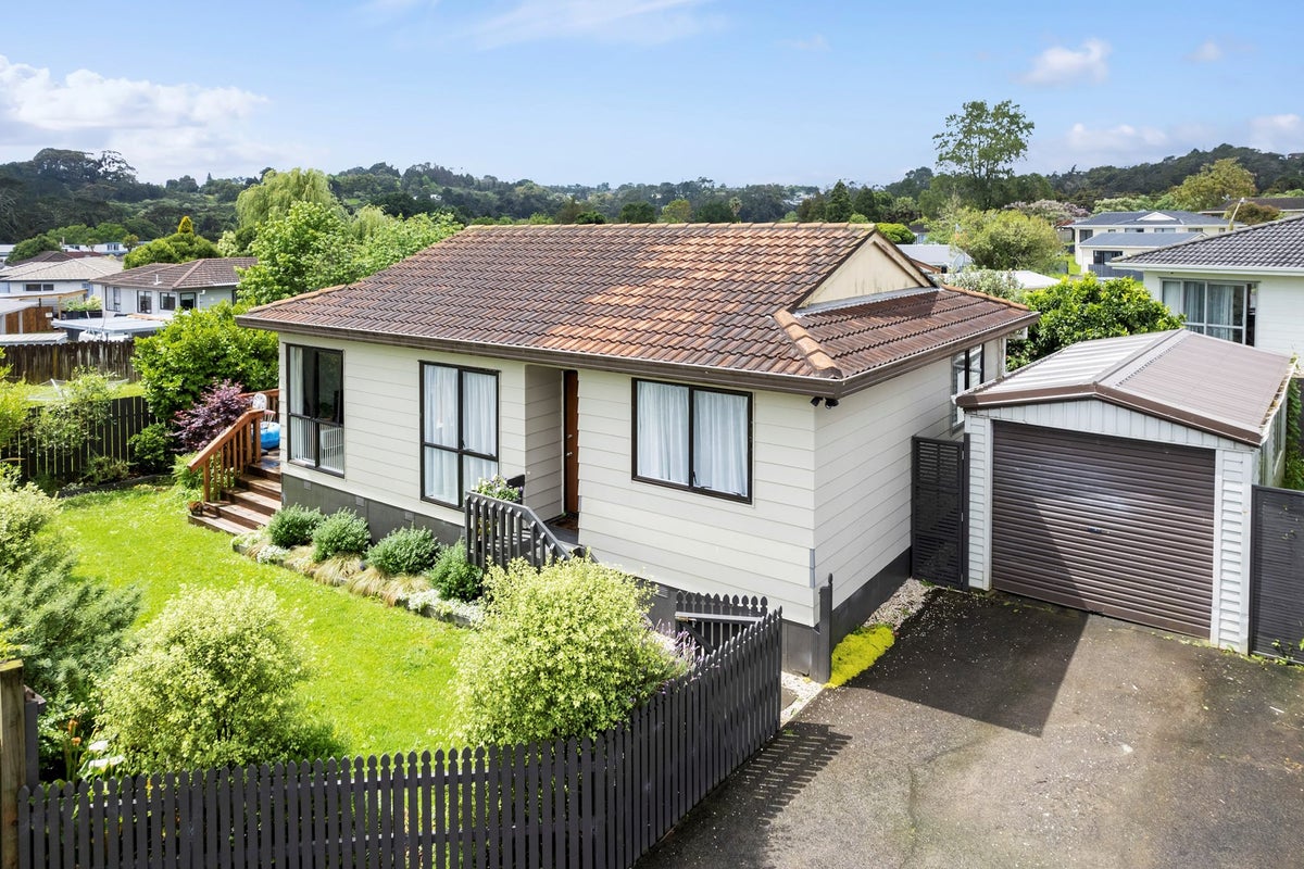 2/213 Waitemata Drive, Ranui, Auckland - Carousel 1