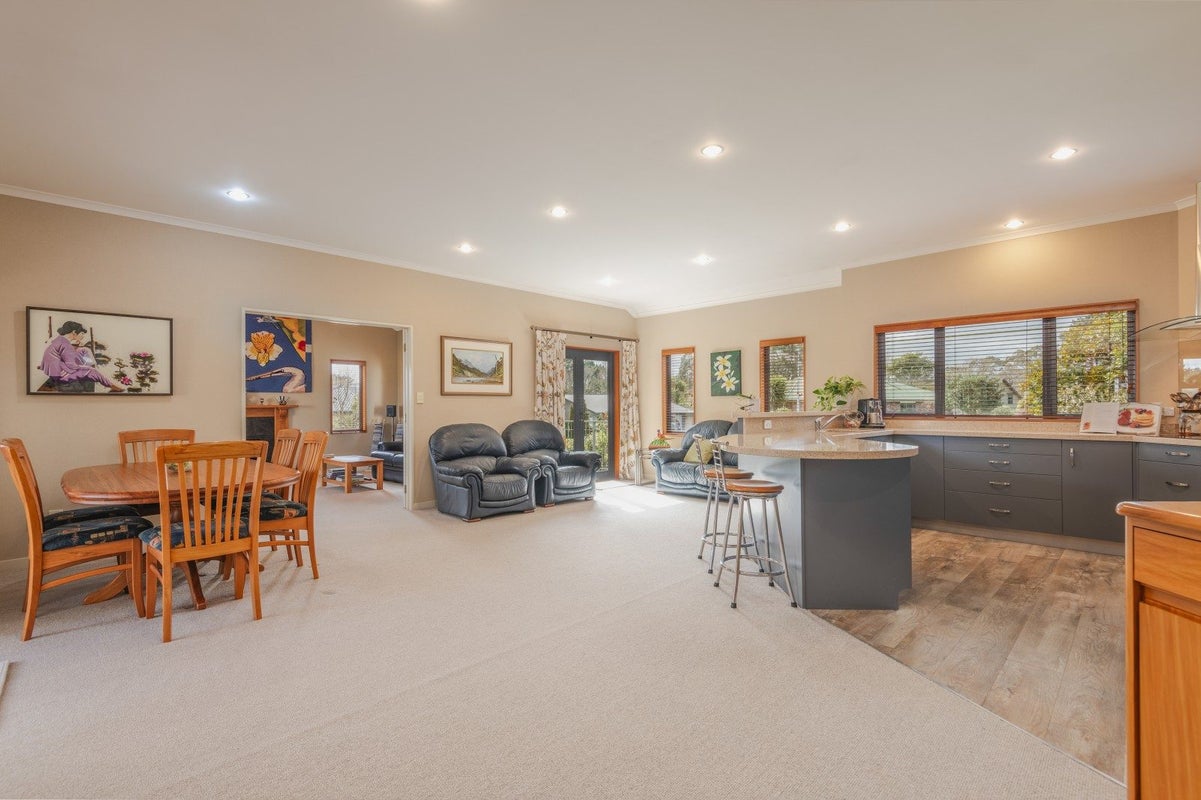 33 Cashmere Drive, Fitzherbert, Palmerston North - Carousel 2