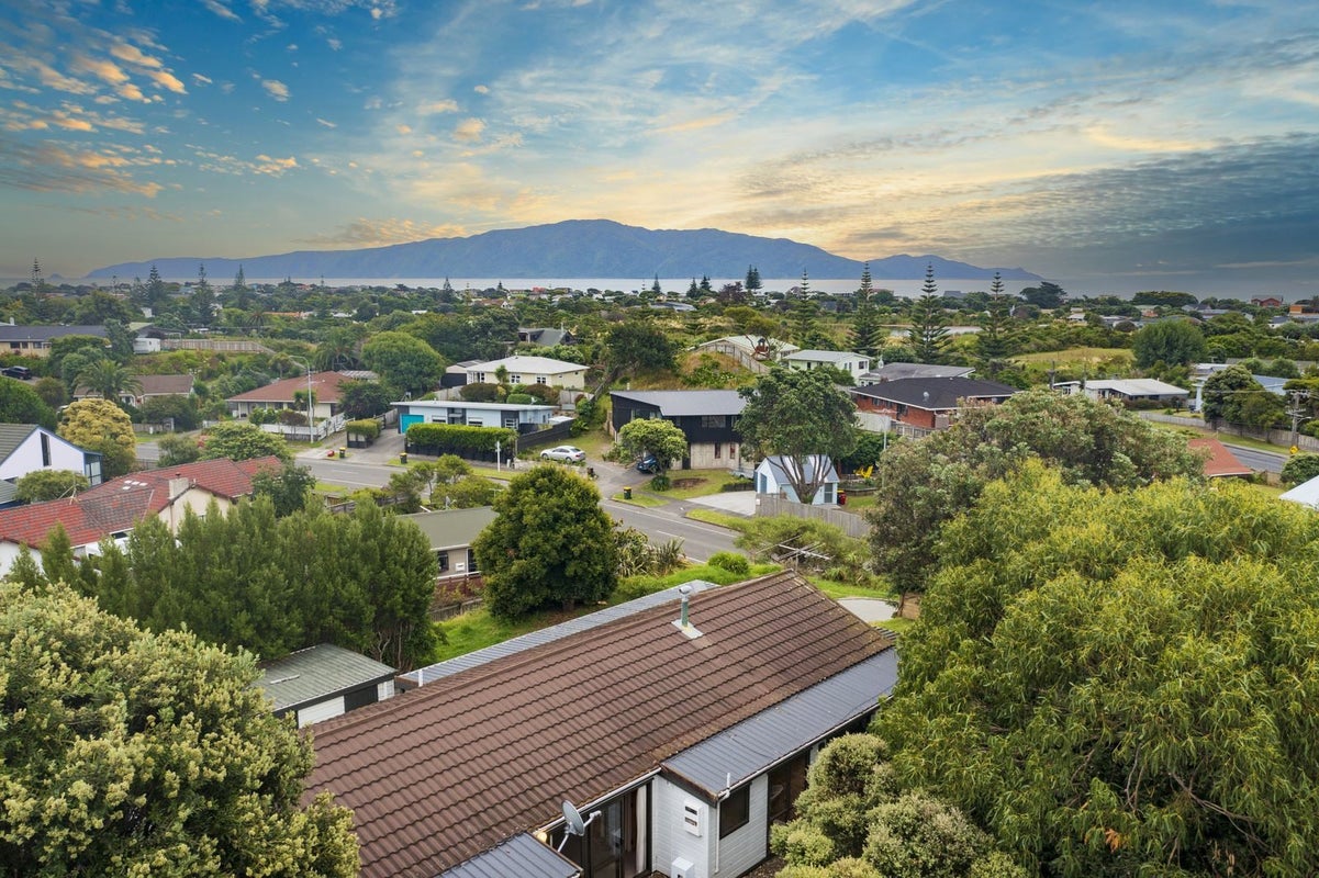 2 Flaxmere Street, Waikanae Beach, Waikanae - Carousel 19