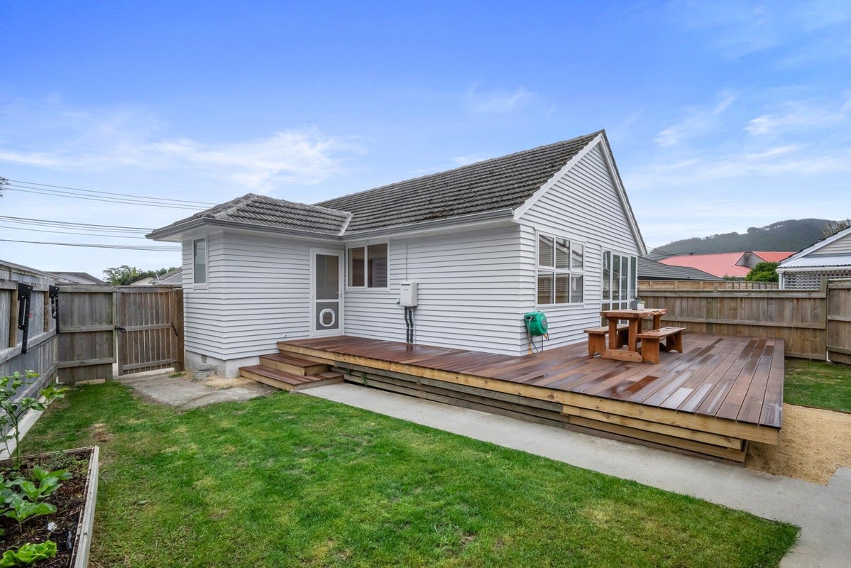 6 Byron Street, Trentham, Upper Hutt - Carousel 1