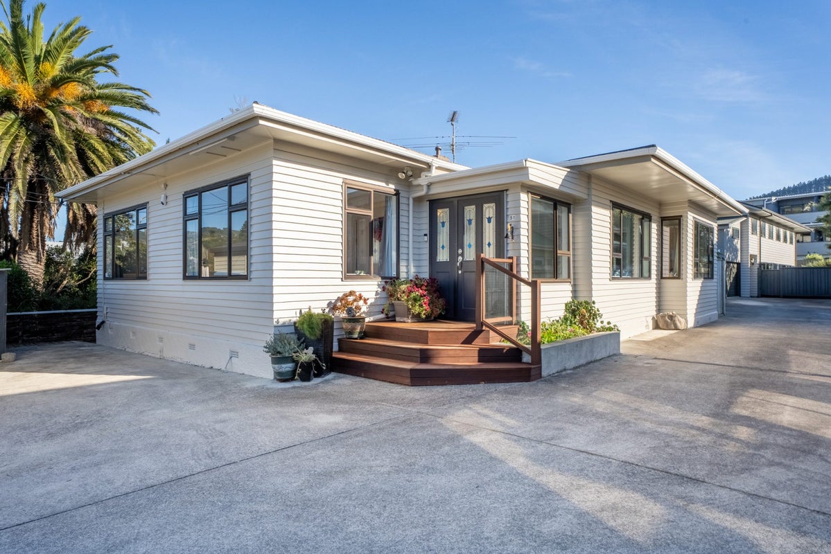51 Oxford Street, Tawa, Wellington - Carousel 1