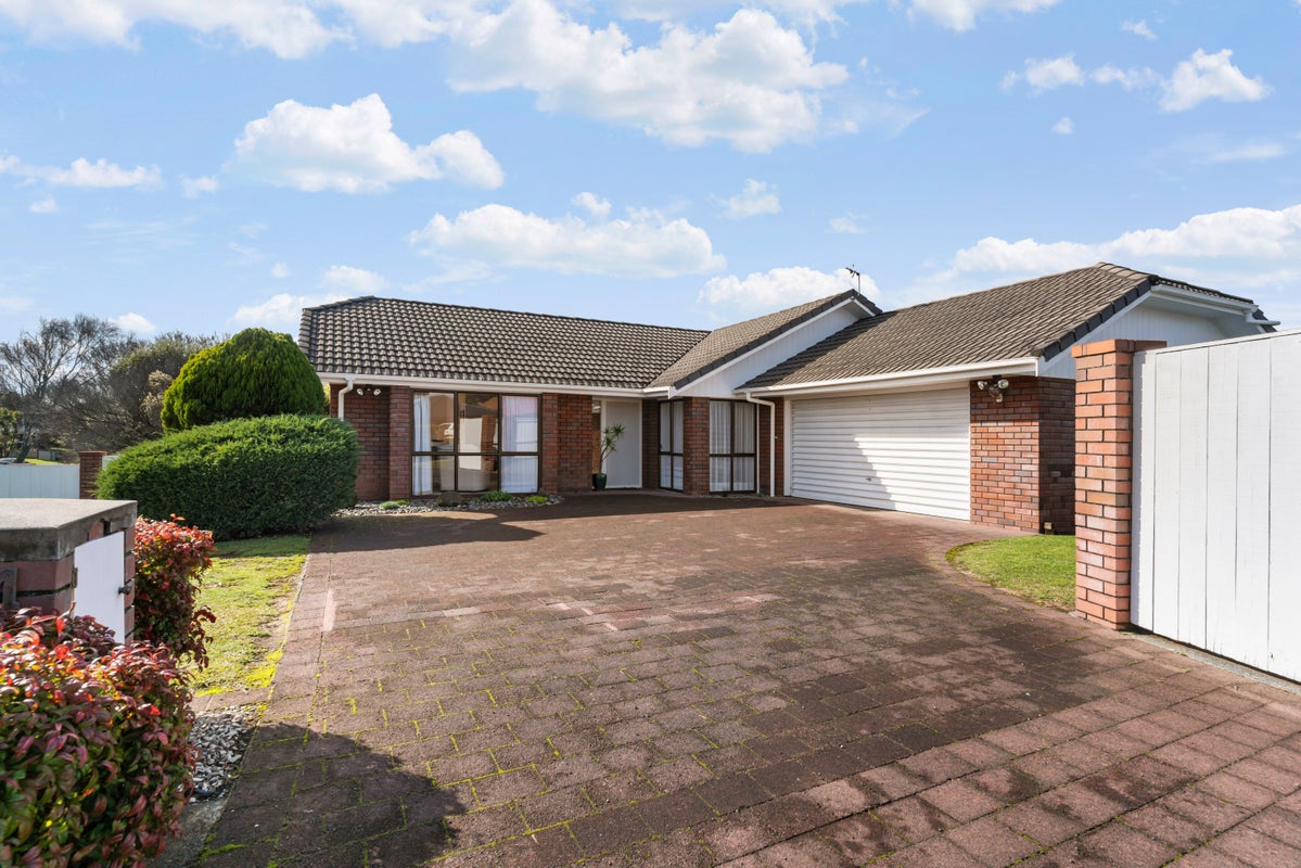 4 Elana Court, Conifer Grove, Takanini - Carousel 1