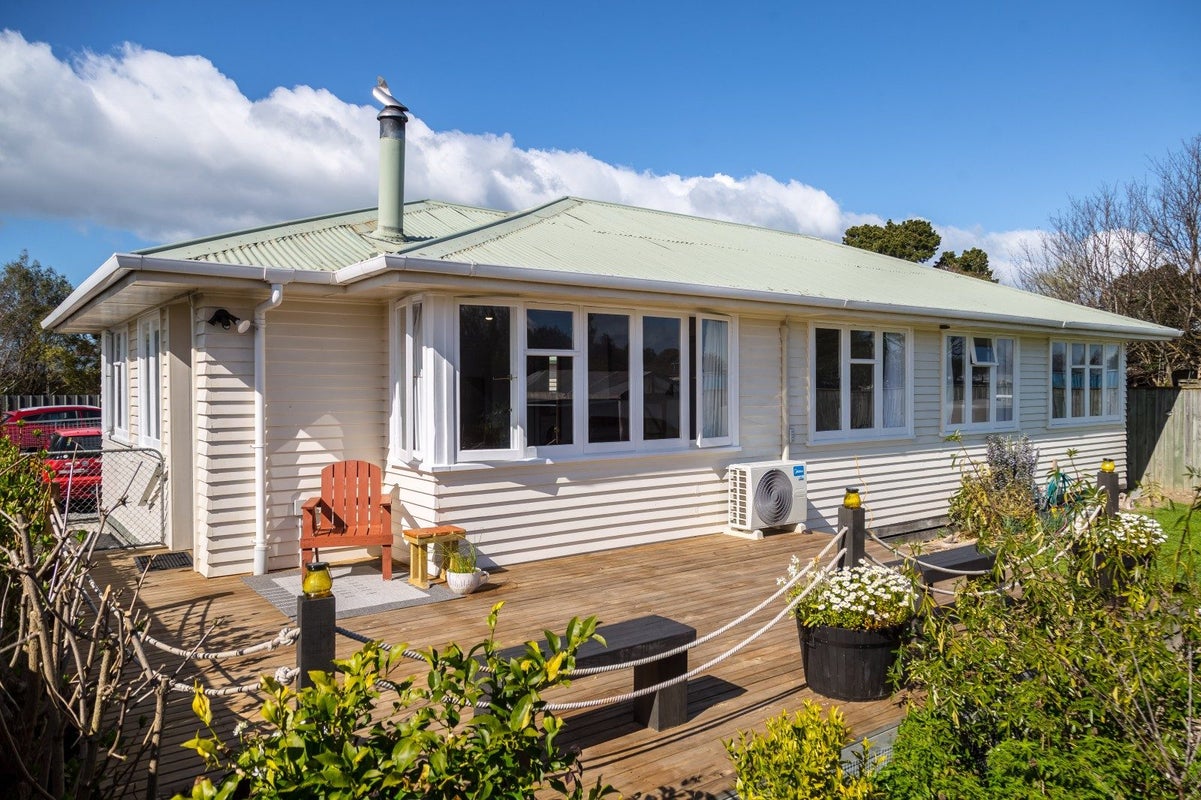 16D South Belt, Solway, Masterton - Carousel 1