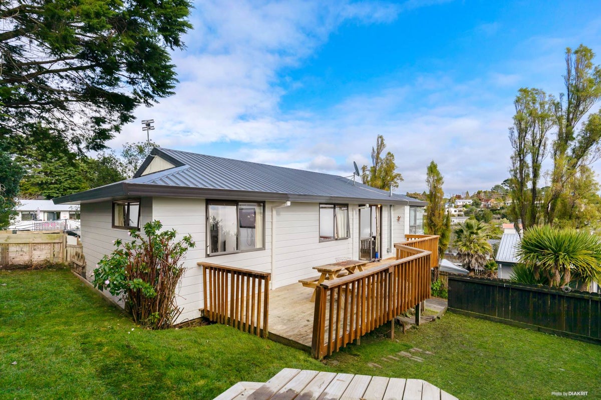 42 Maywood Crescent, Glen Eden, Auckland - Carousel 2