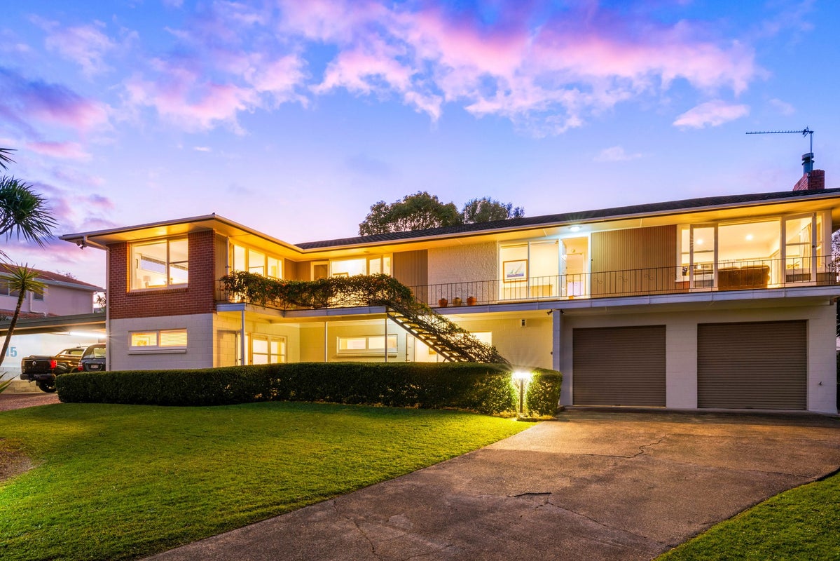 15 Tudward Glade, Hillcrest, Auckland - Carousel 1