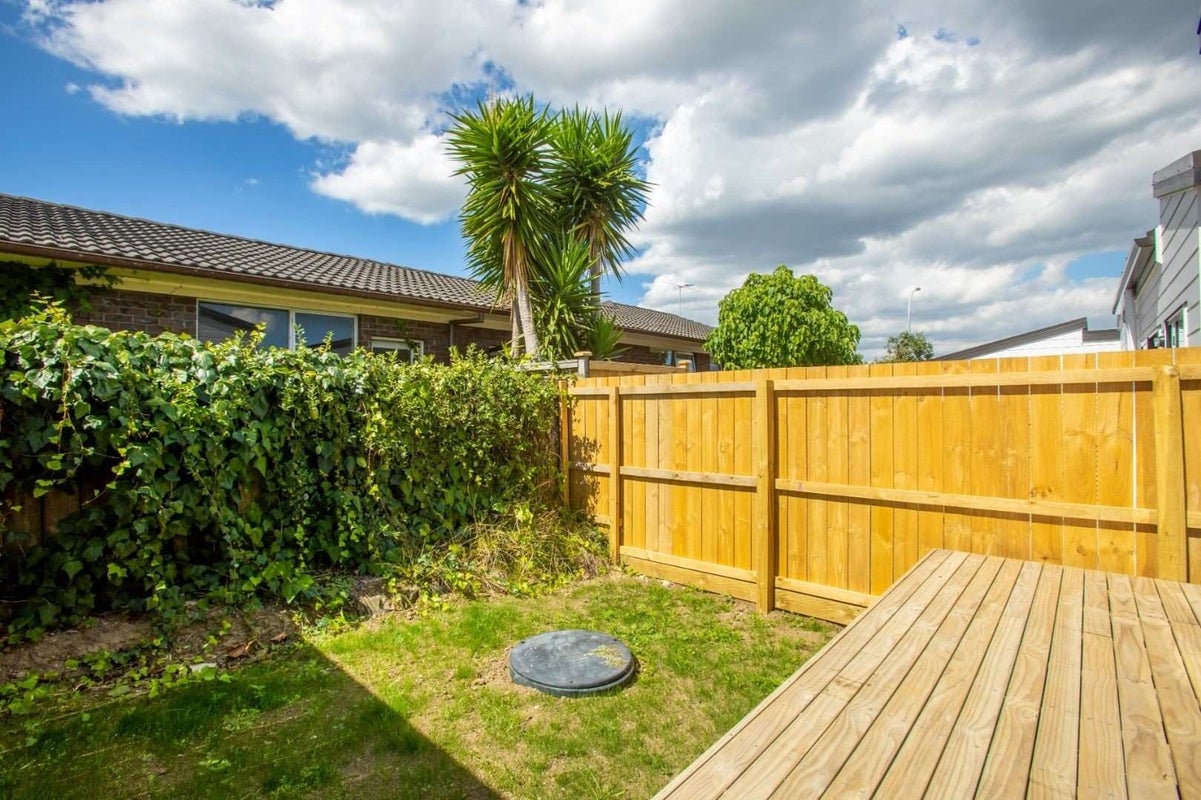 8/21 Montrose Street, Point Chevalier, Auckland - Carousel 6