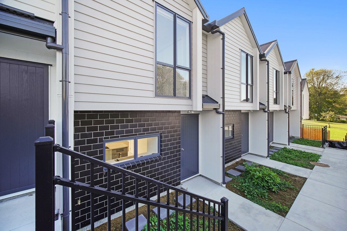 3/31 Ayton Drive, Totara Vale, Auckland - Carousel 1