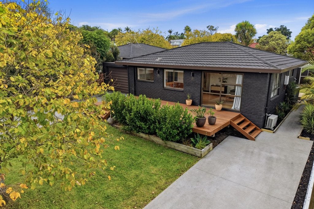 1 Quo Vadis Place, Red Beach, Whangaparaoa - Carousel 1
