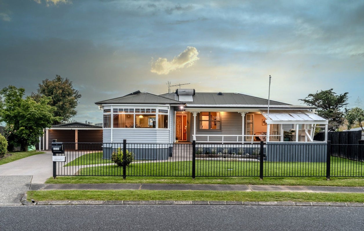113 Edgewater Drive, Pakuranga, Auckland - Carousel 1