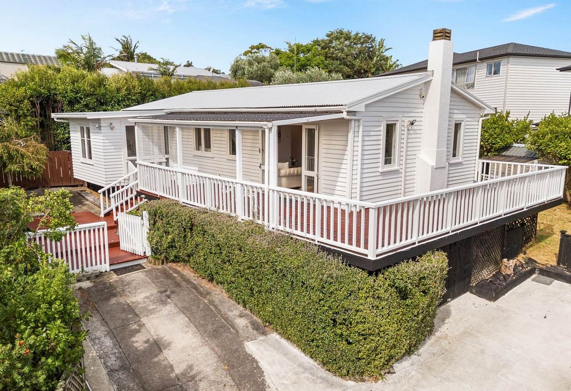 2/18 Kenmure Avenue, Forrest Hill, Auckland - Carousel 1