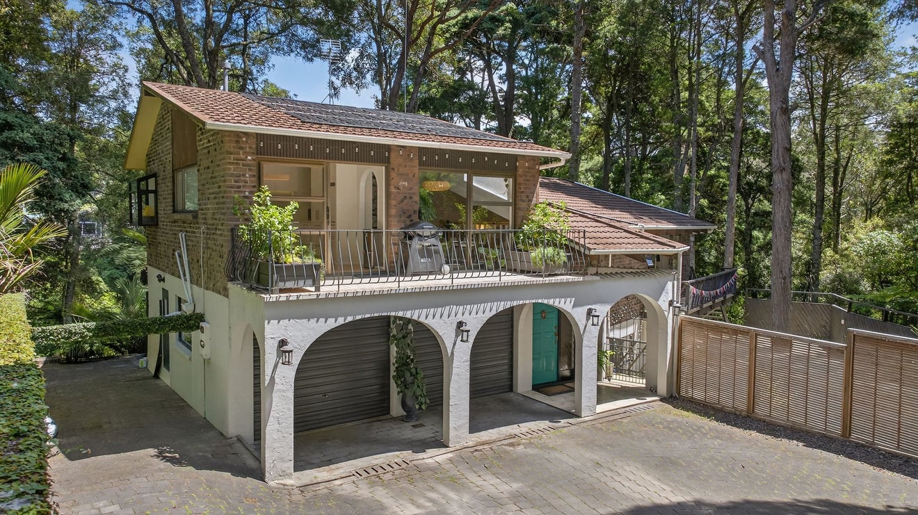 43 Ridgewood Crescent, Birkenhead, Auckland - Carousel 1