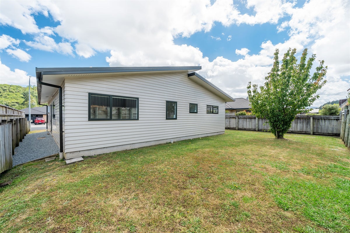 17 Sunstone Crescent, Brown Owl, Upper Hutt - Carousel 2
