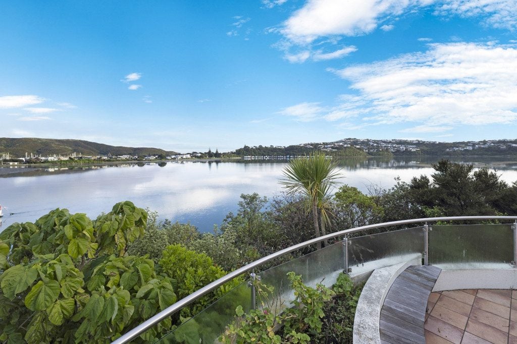 16 Trevor Terrace, Paremata, Porirua - Carousel 18