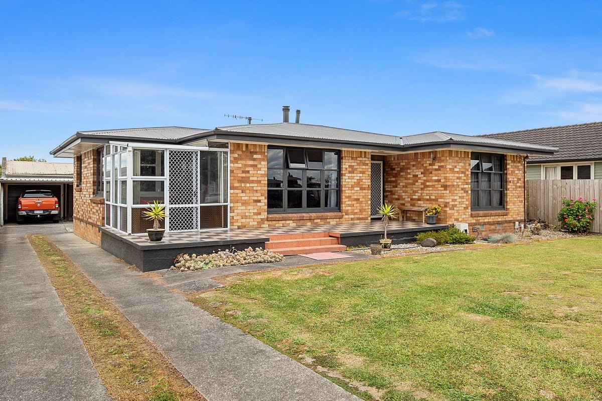 41 Collins Road, Melville, Hamilton - Carousel 1