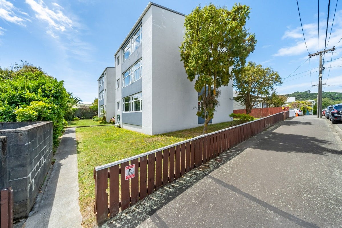 12/10 Angus Avenue, Berhampore, Wellington - Carousel 1