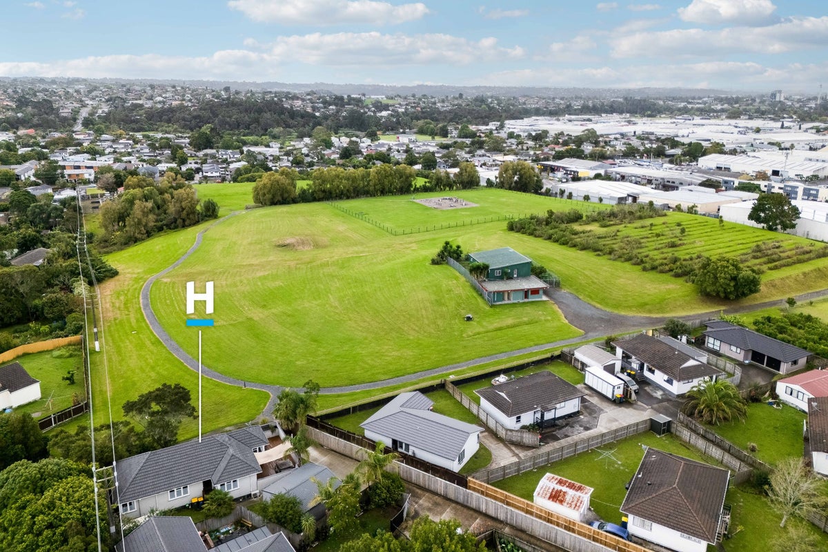 36A Silverstone Place, Henderson, Auckland - Carousel 2