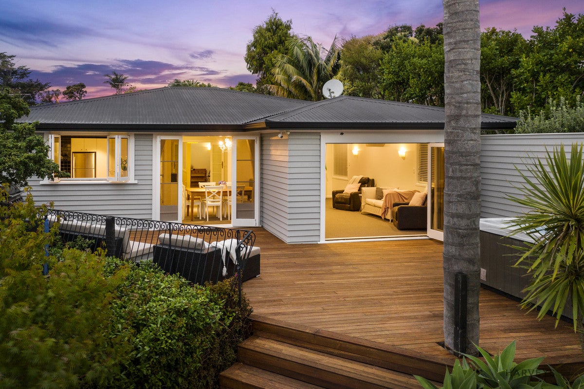 12 Deane Avenue, Titirangi, Auckland - Carousel 1