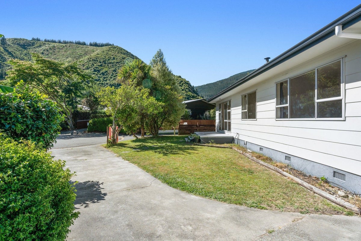 16 Burn Place, The Brook, Nelson - Carousel 1