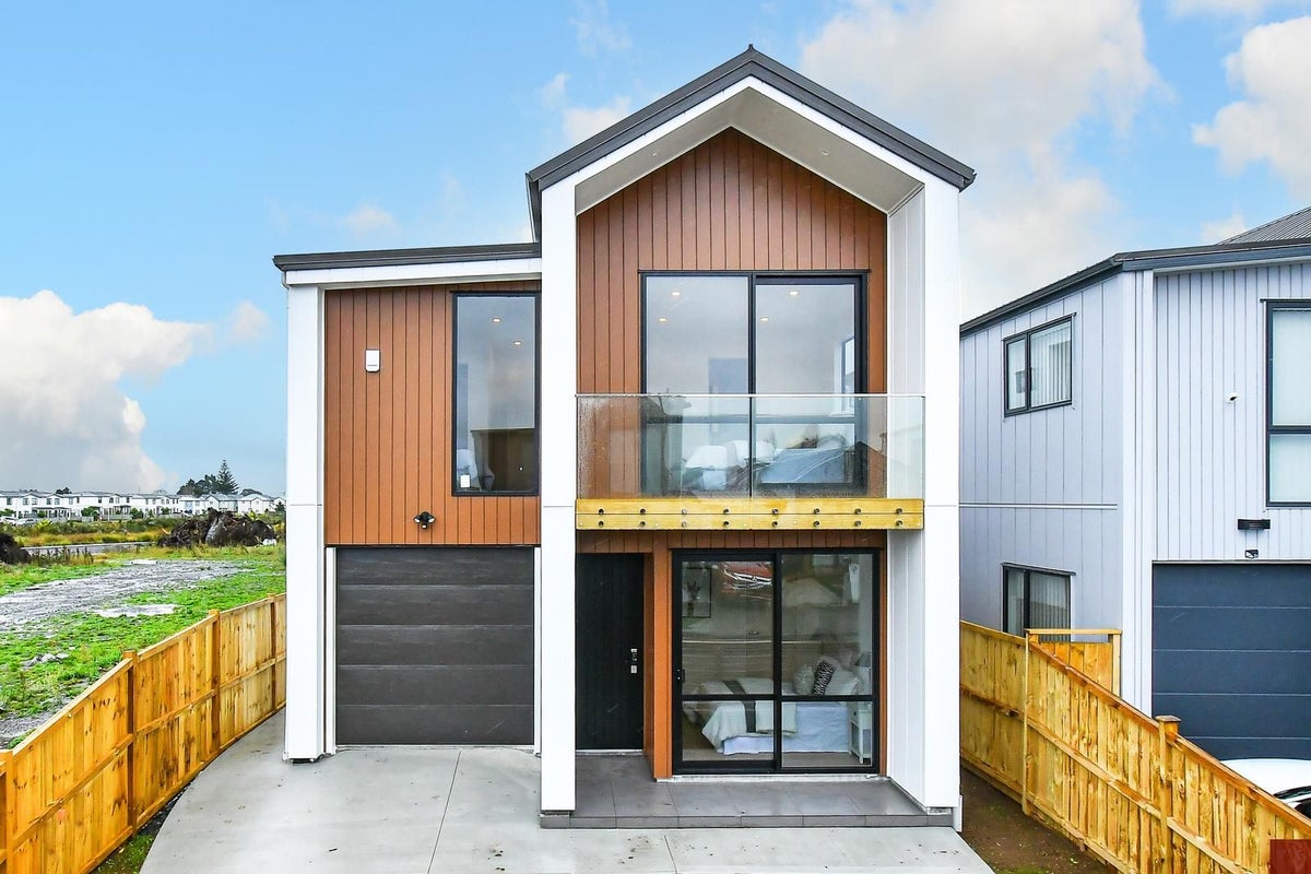 33 Frederick Hanson Road, Ardmore, Auckland - Carousel 1