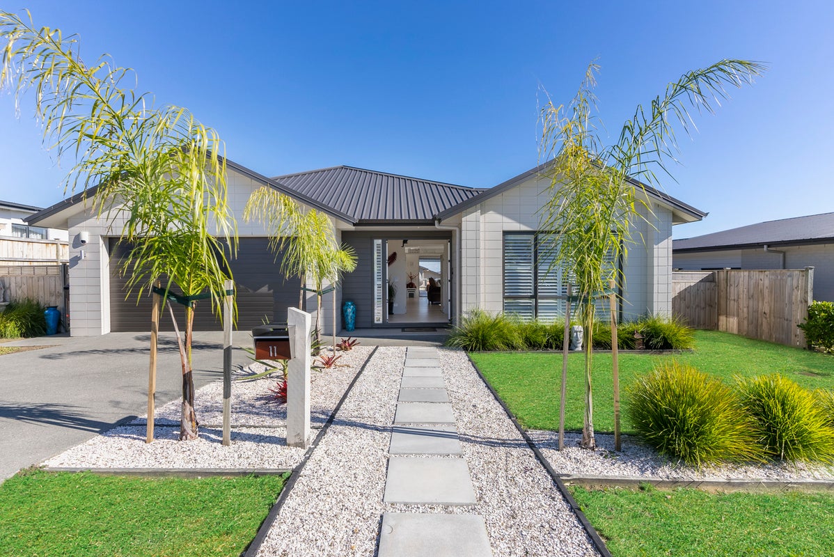 11 Doidge Street, Beachlands, Auckland - Carousel 1