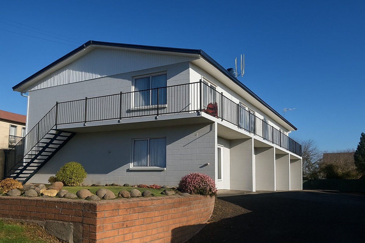 8/8 Edgecumbe Street, Whitiora, Hamilton - Carousel 1