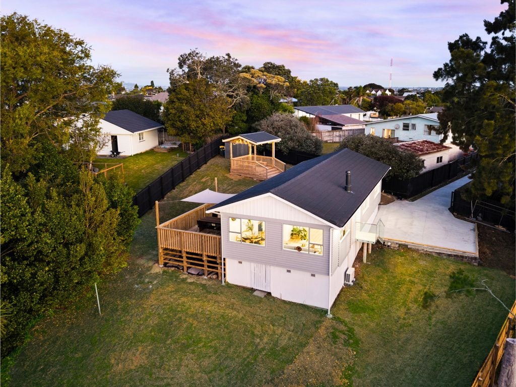 11 Redwood Drive, Massey, Auckland - Carousel 1