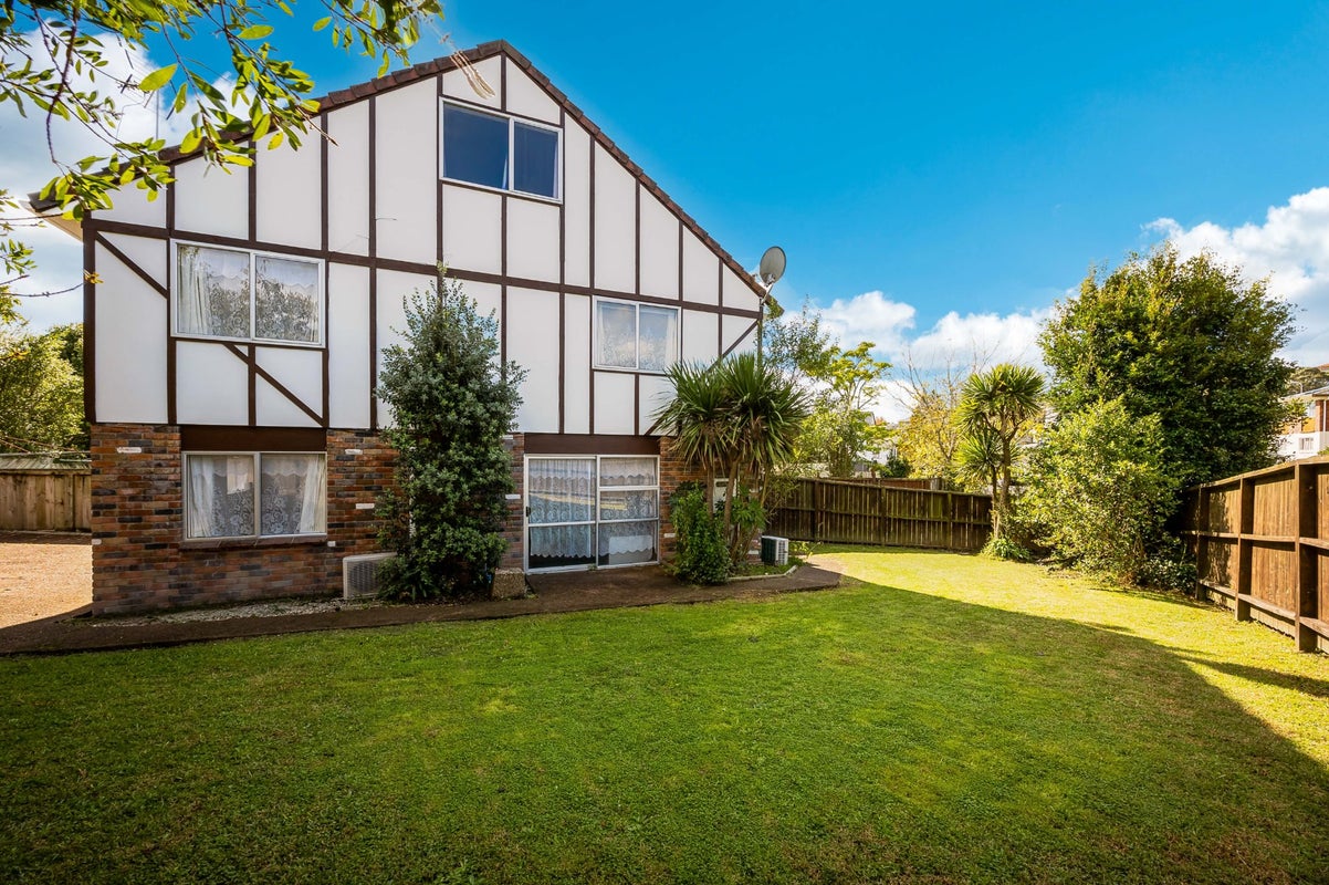1/13 Mongorry Place, Waikowhai, Auckland - Carousel 1