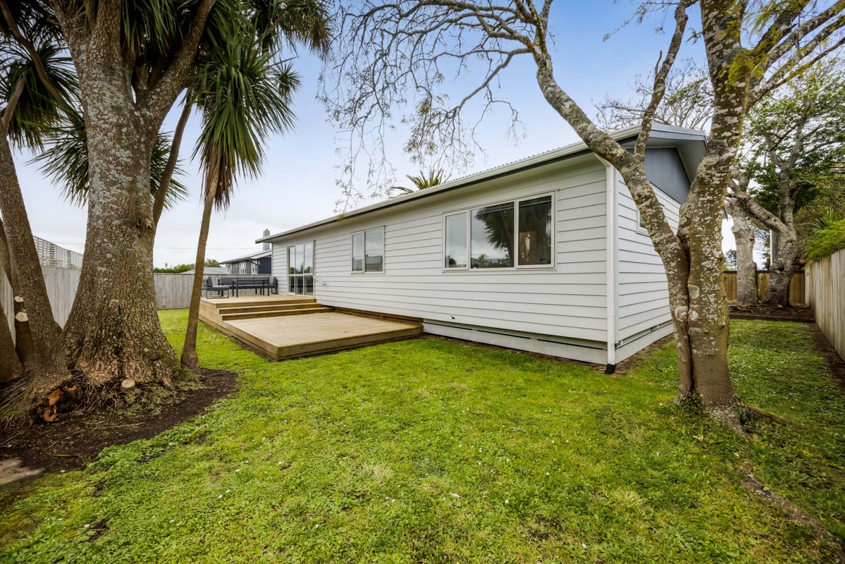 56 Warwick Road, Stratford - Carousel 1