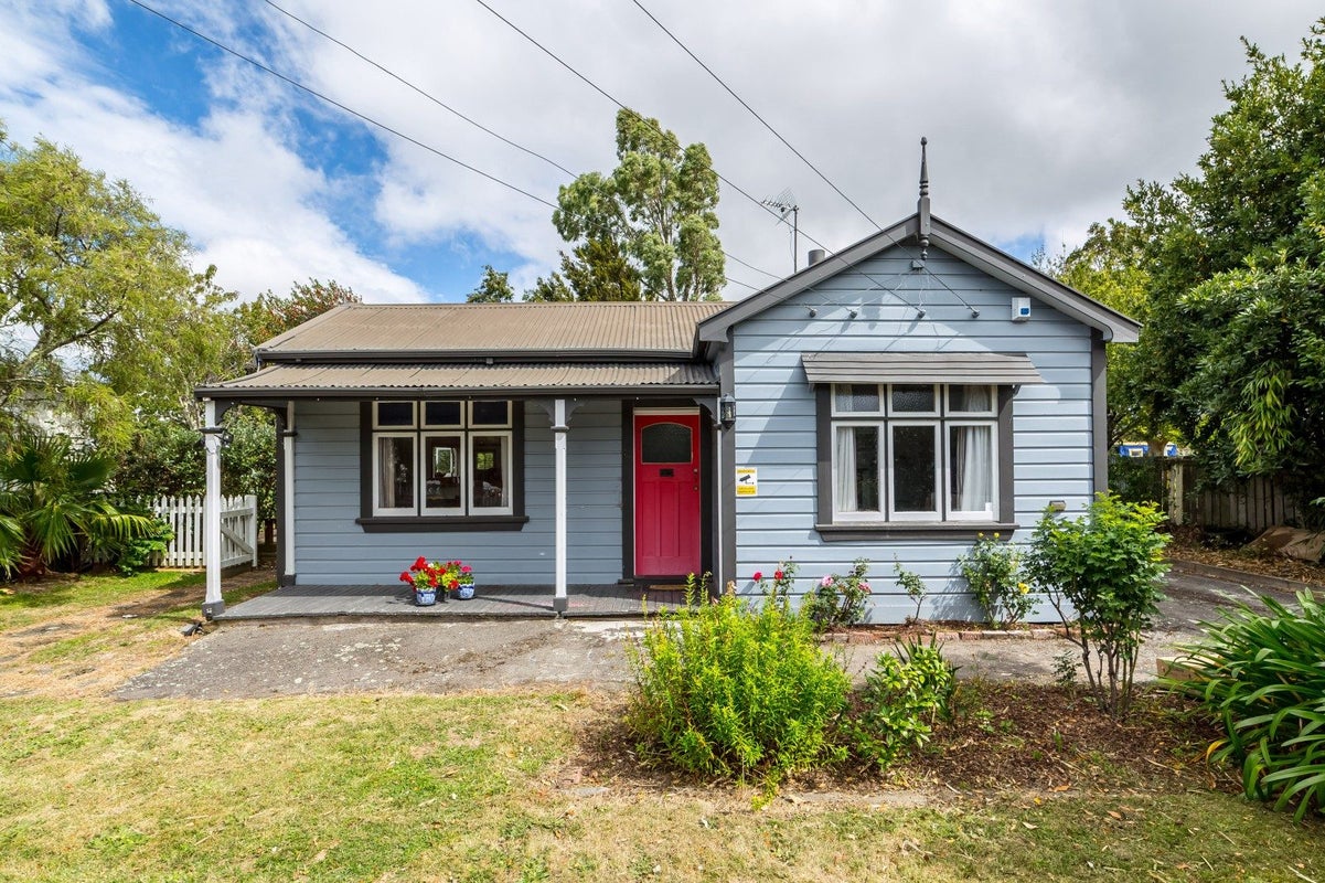 100 Fox Street, Featherston - Carousel 1