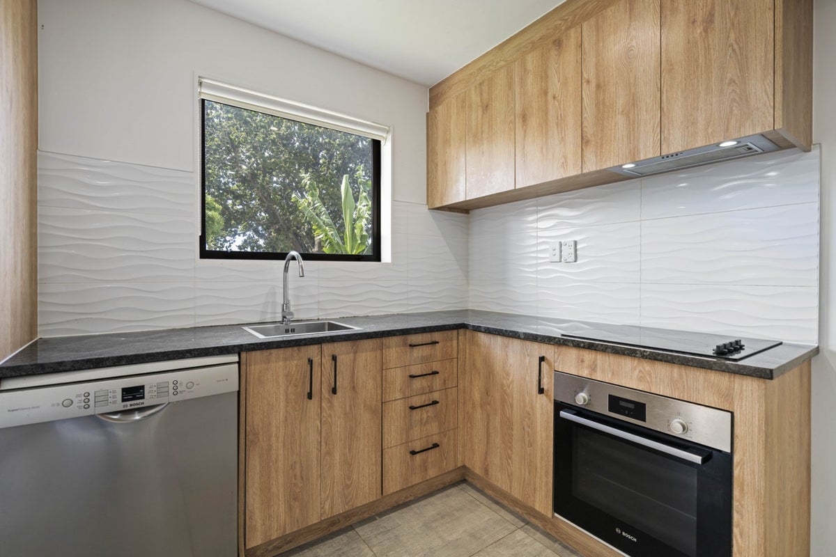 48D Waddell Avenue, Point England, Auckland - Carousel 2