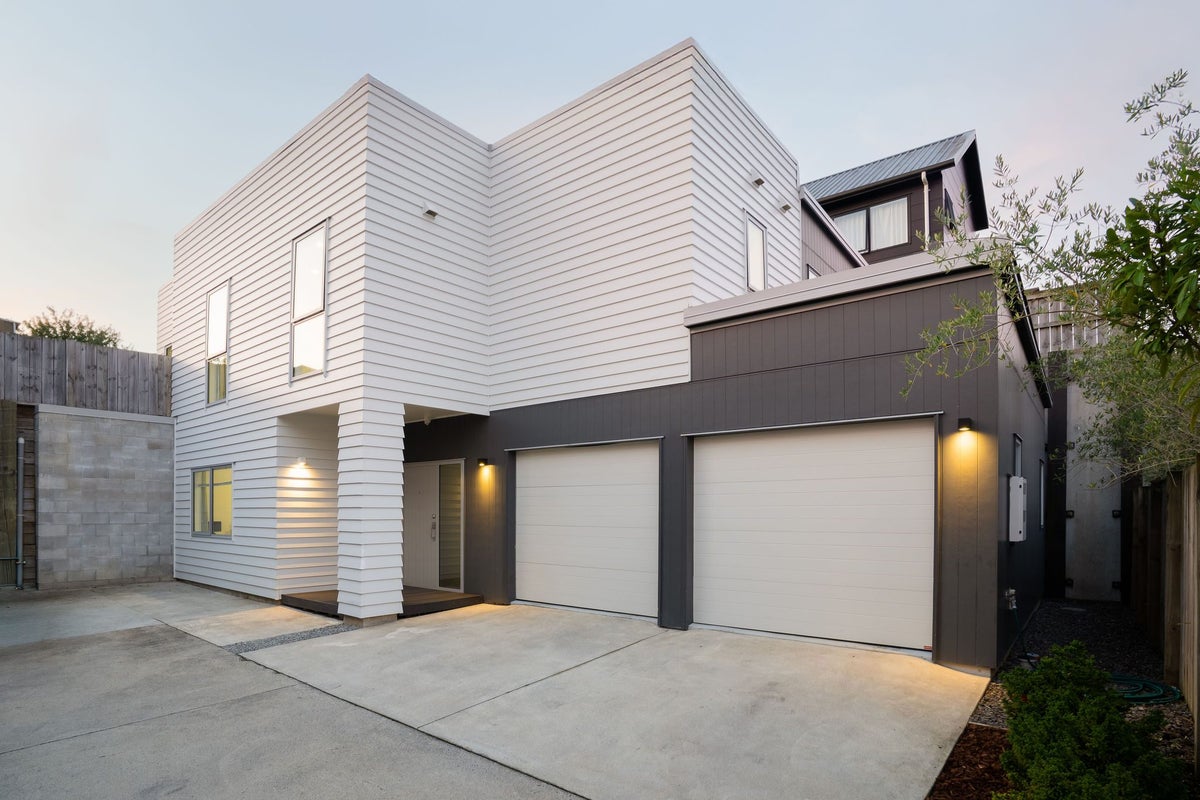 55 Ridgedale Crescent, Flagstaff, Hamilton - Carousel 1