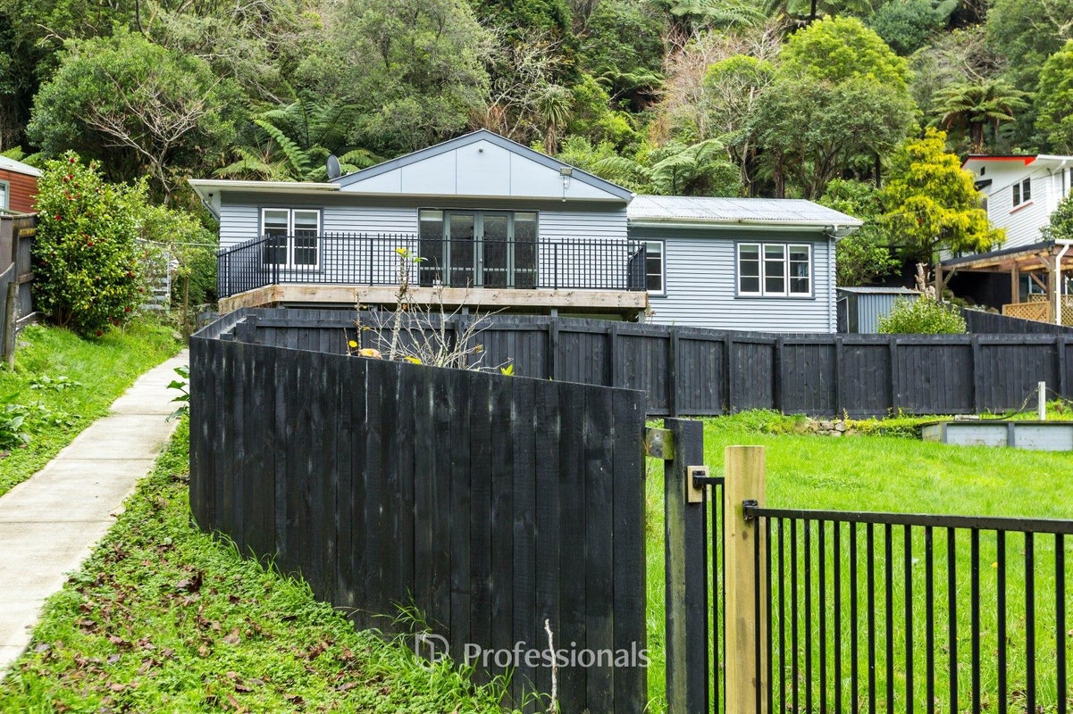 114 Pinehaven Road, Pinehaven, Upper Hutt - Carousel 1