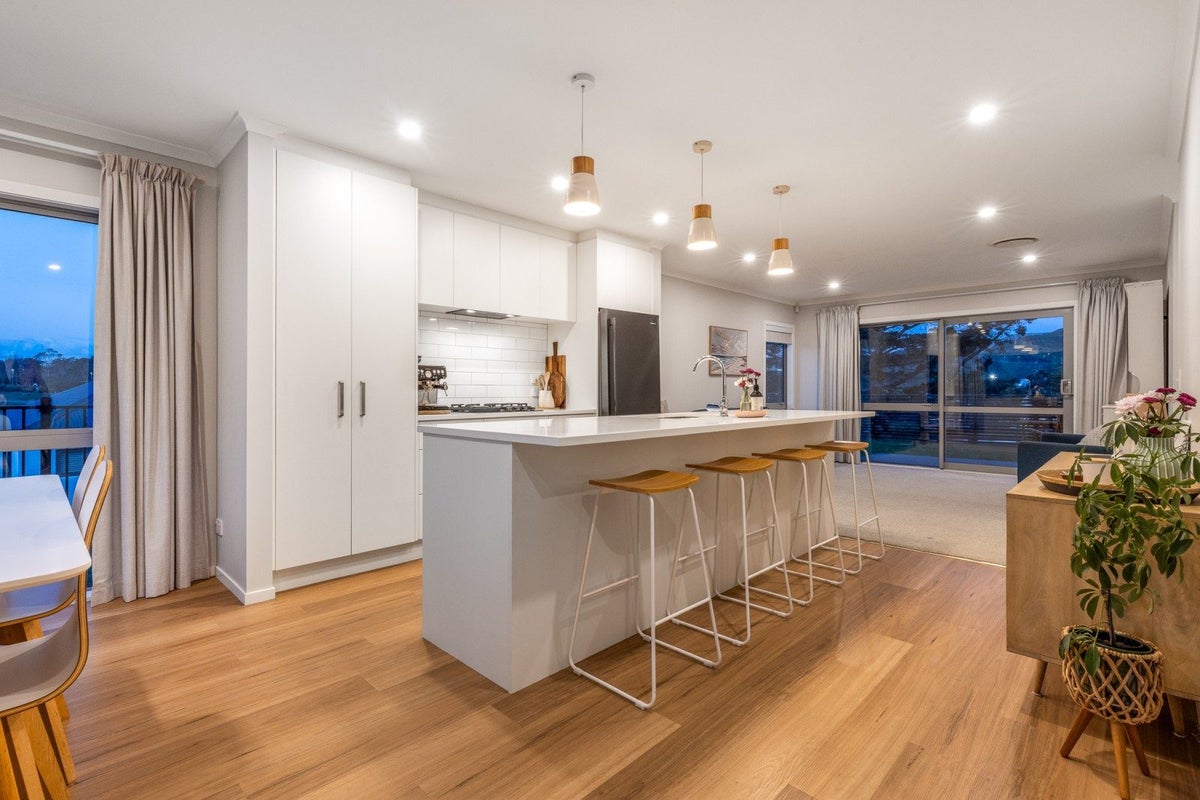 8 Hokioi Drive, Kenepuru, Porirua, Wellington - Carousel 2