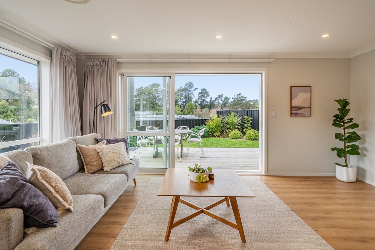 15 Rewarewa Way, Timberlea, Upper Hutt - Carousel 2