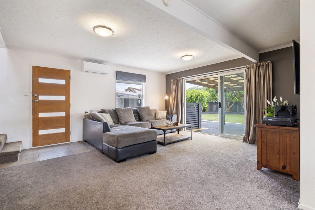 10 Humphries Place, Awapuni, Palmerston North - Carousel 2