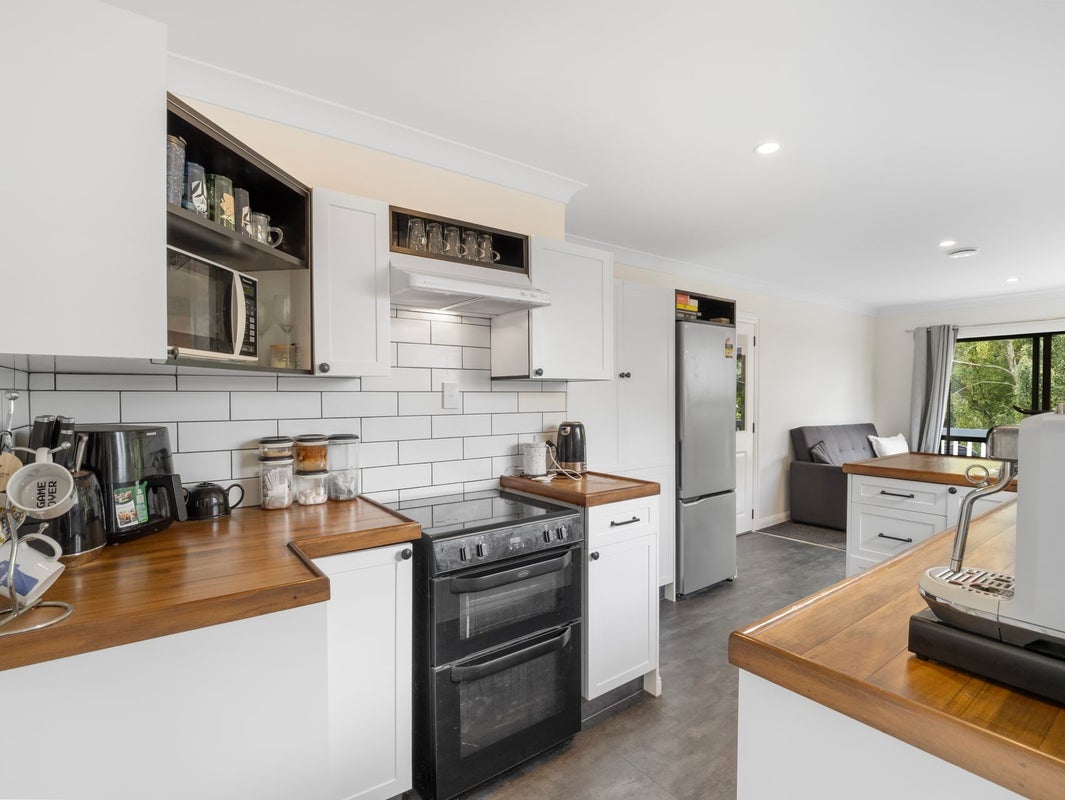9 Guernsey Place, Fitzherbert, Palmerston North - Carousel 2