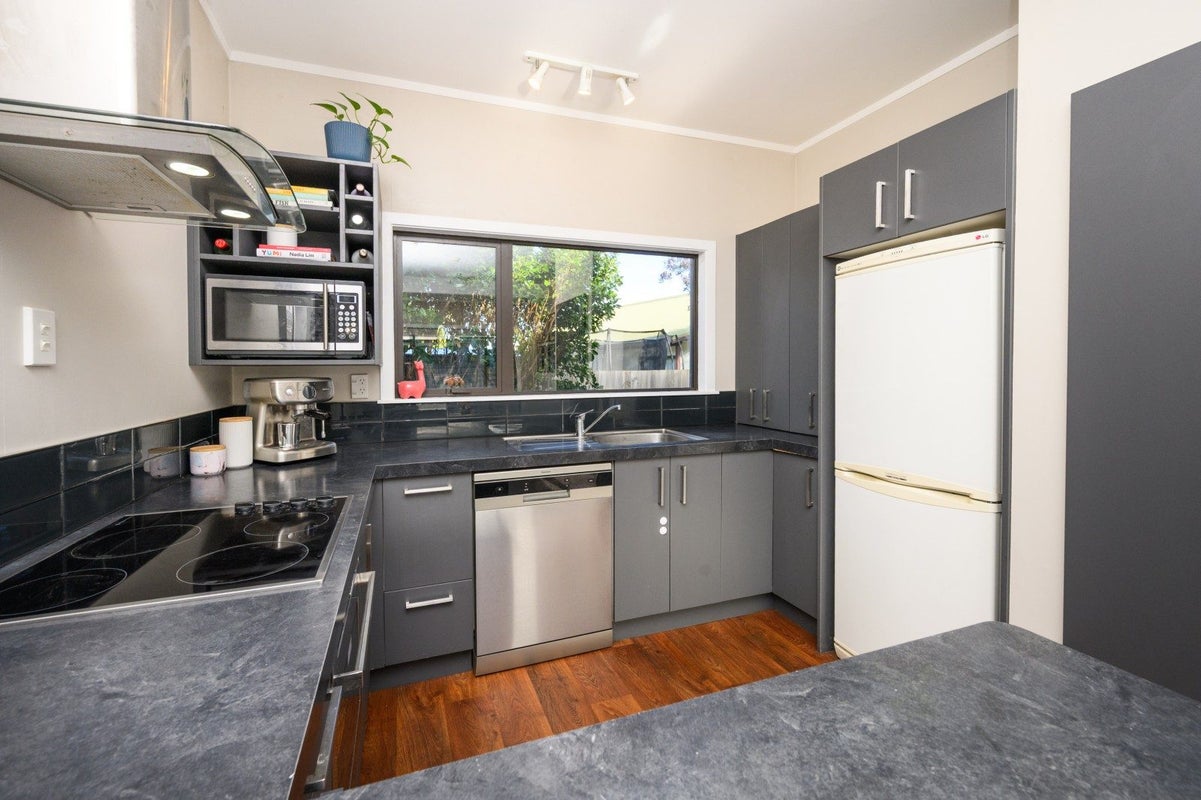 6 Willowstream Grove, Cloverlea, Palmerston North - Carousel 2
