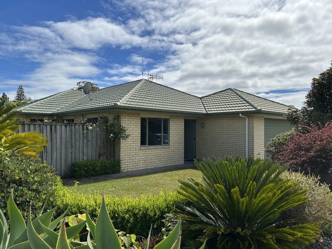 11 Pembroke Drive, Bethlehem, Tauranga - Carousel 1