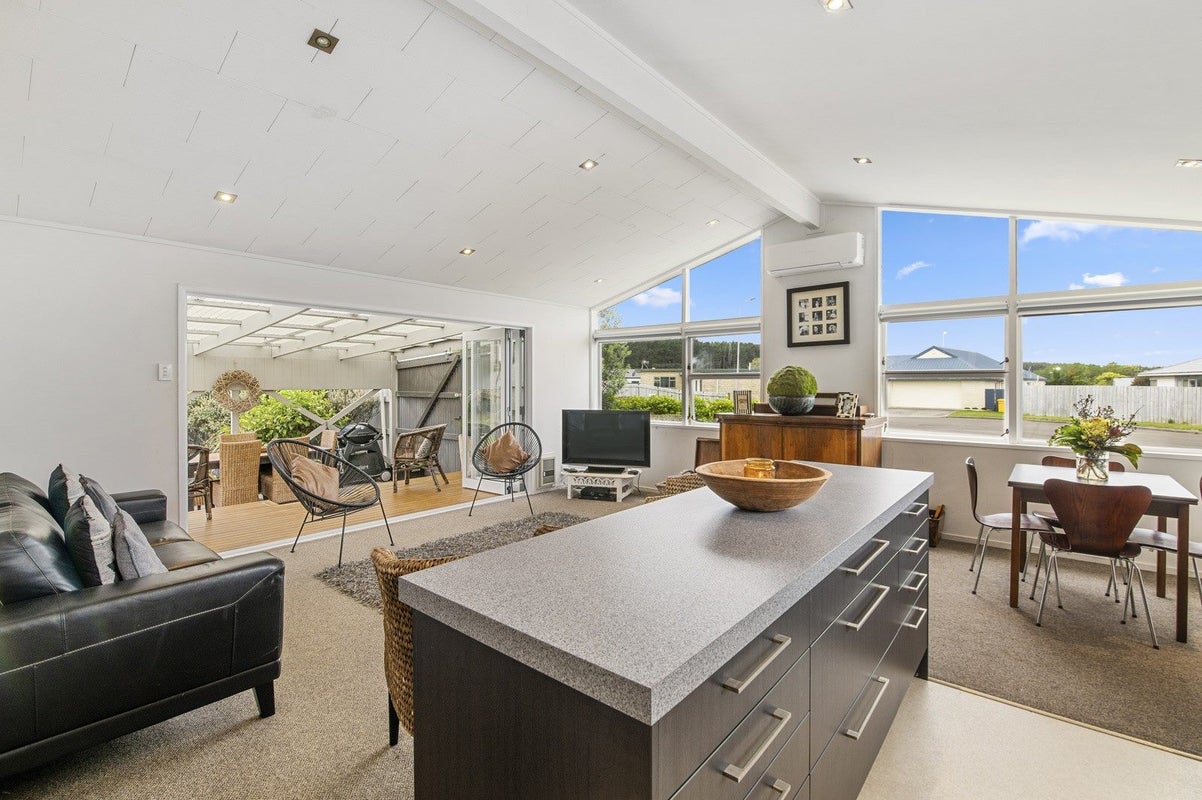 10 Low Avenue, Foxton Beach, Foxton - Carousel 2