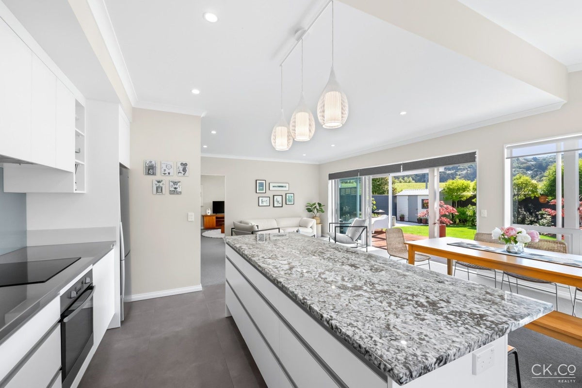 8D Glen Iris Grove, Woburn, Lower Hutt - Carousel 2