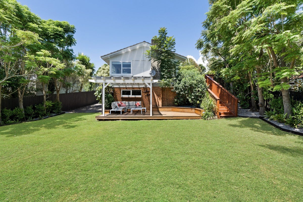 11 Powrie Street, Glenfield, Auckland - Carousel 1
