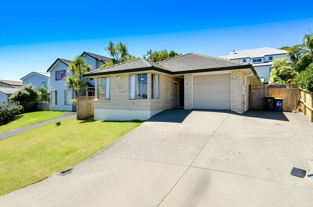 2/15 Stoneleigh Court, Sunnynook, Auckland - Carousel 1
