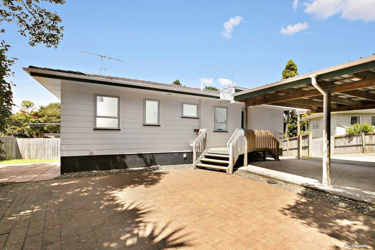 6 Lorena Place, West Harbour, Auckland - Carousel 1