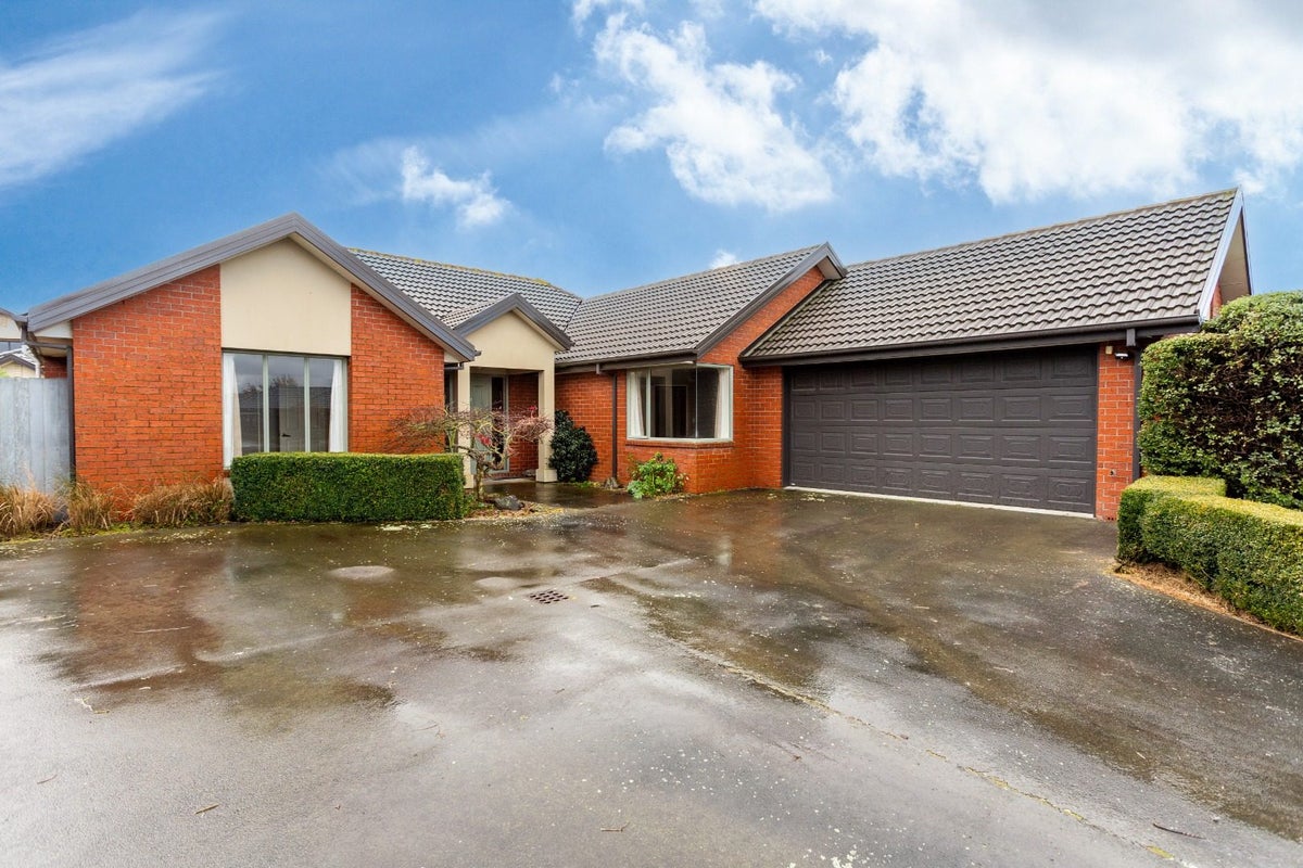16 Coppinger Terrace, Aidanfield, Christchurch - Carousel 1