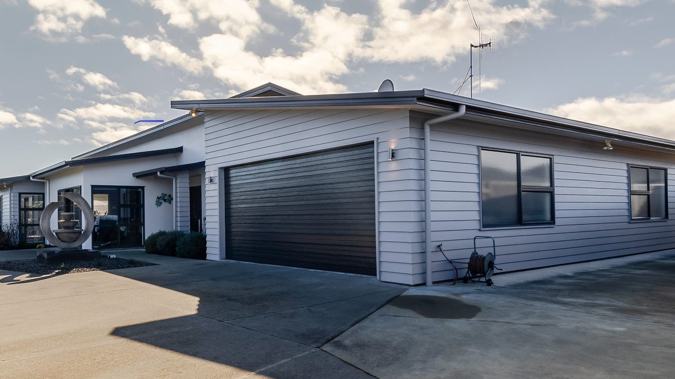 25 Chestnut Close, Kelvin Grove, Palmerston North - Carousel 1