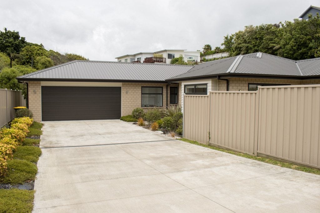 4 Fern Lane, Whalers Gate, New Plymouth - Carousel 1