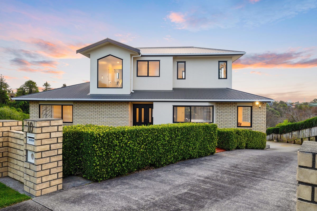 10 Larsen Place, Merrilands, New Plymouth - Carousel 1