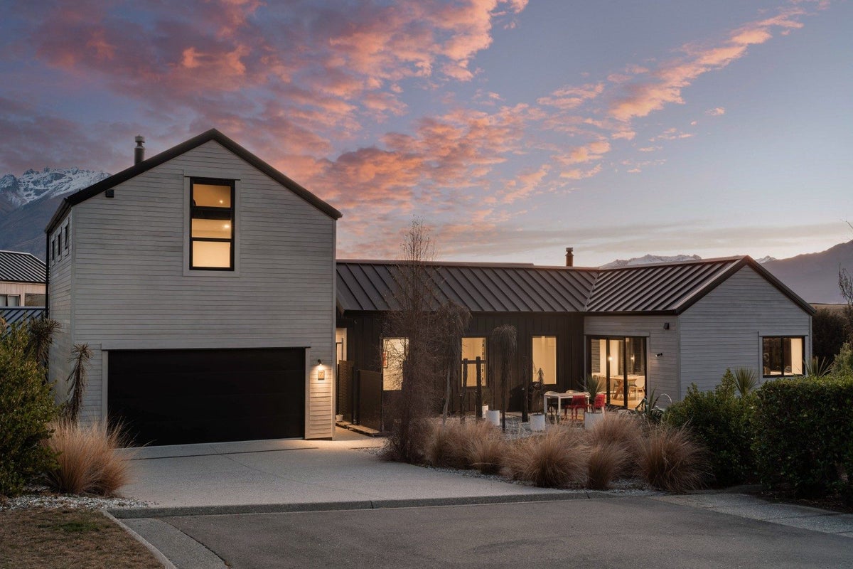 7 Polperro Court, Jacks Point, QUEENSTOWN - Carousel 1