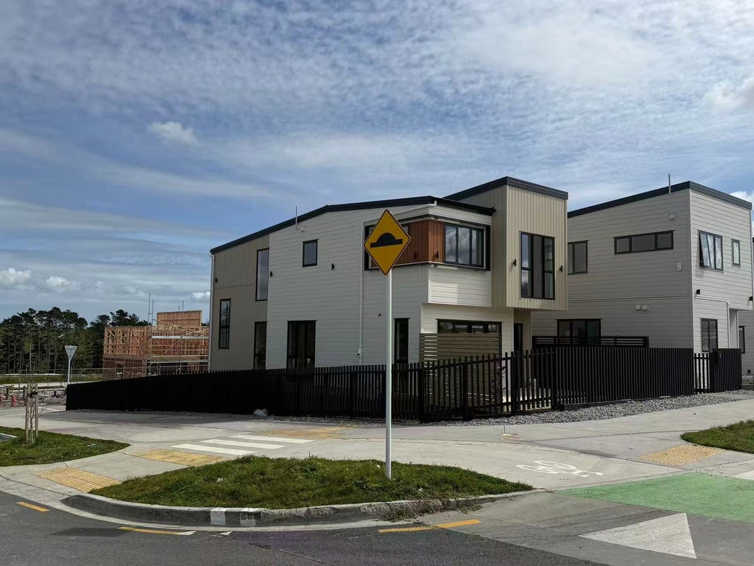 2 Toetoe Street, Westgate, Auckland - Carousel 1